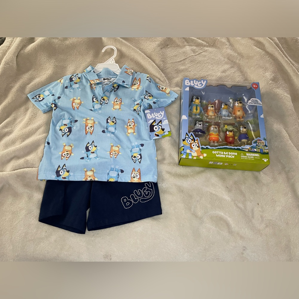 Bluey bundle of a 2 piece short set and 8 pack bluey character figures